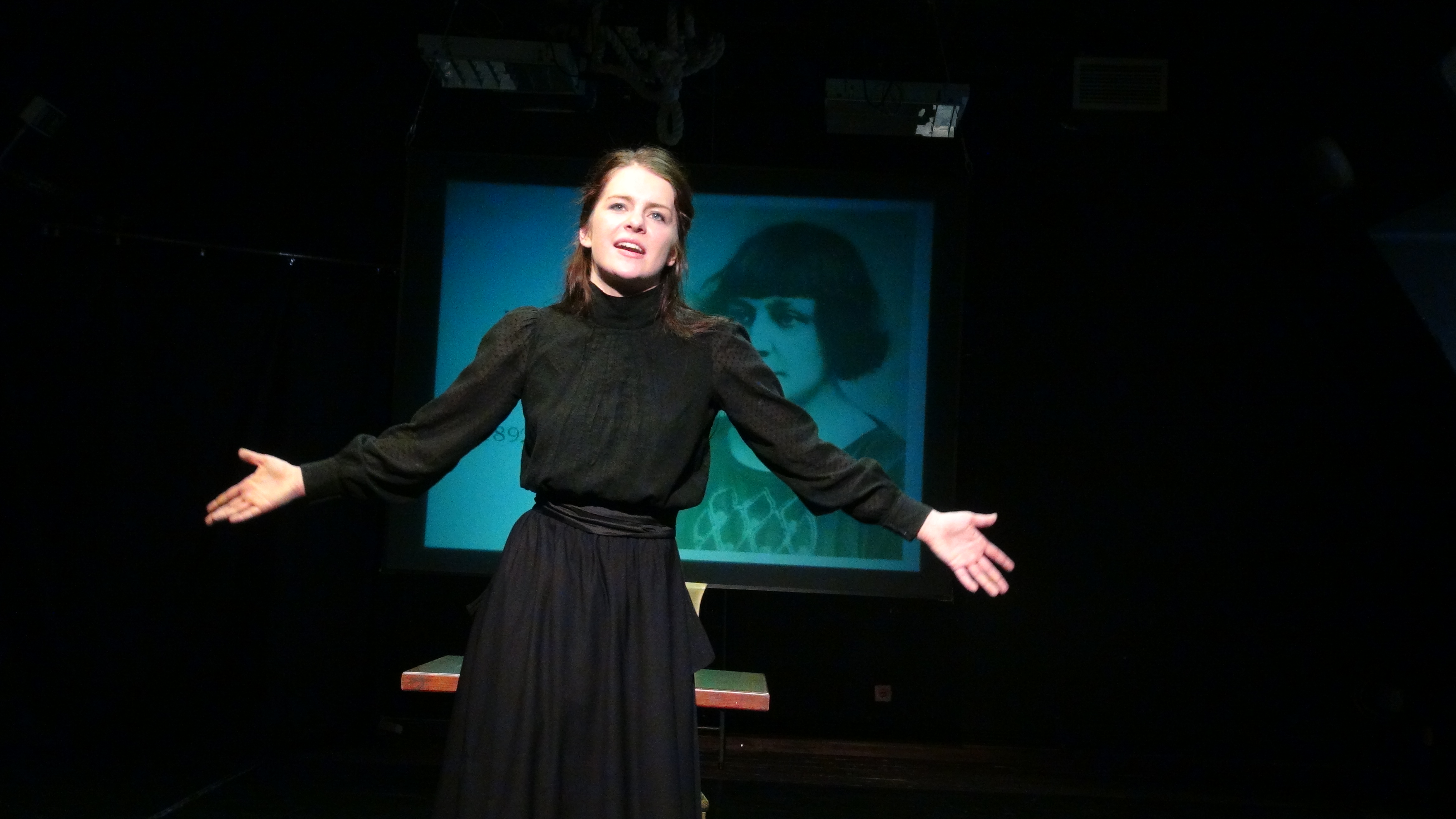 Eksāmens runas meistarībā 3. kursā. Jana Herbsta runā Marinas Cvetajevas dzeju // Foto – no personīgā arhīva